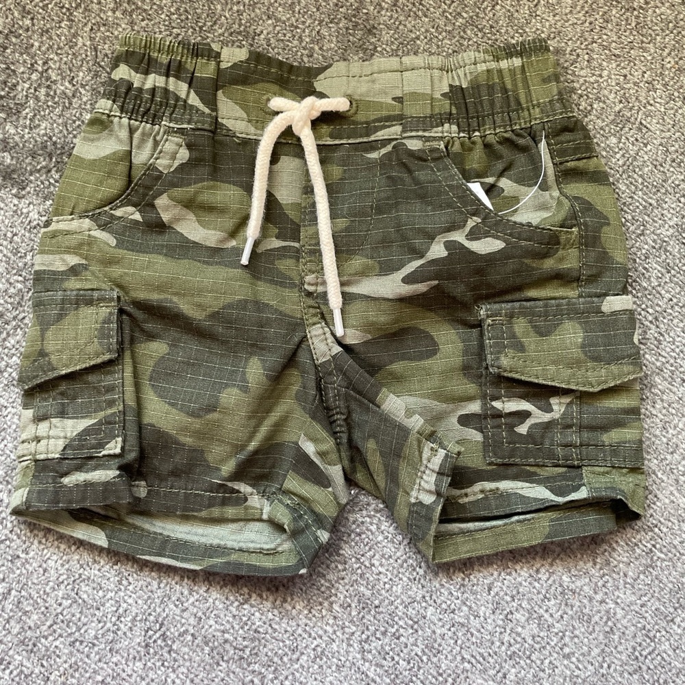 GAP Green Camouflage Kids Cargo Shorts - Picture 2 of 3
